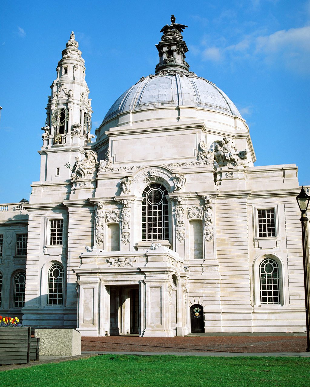 Delwedd o Neuadd y Dinas.