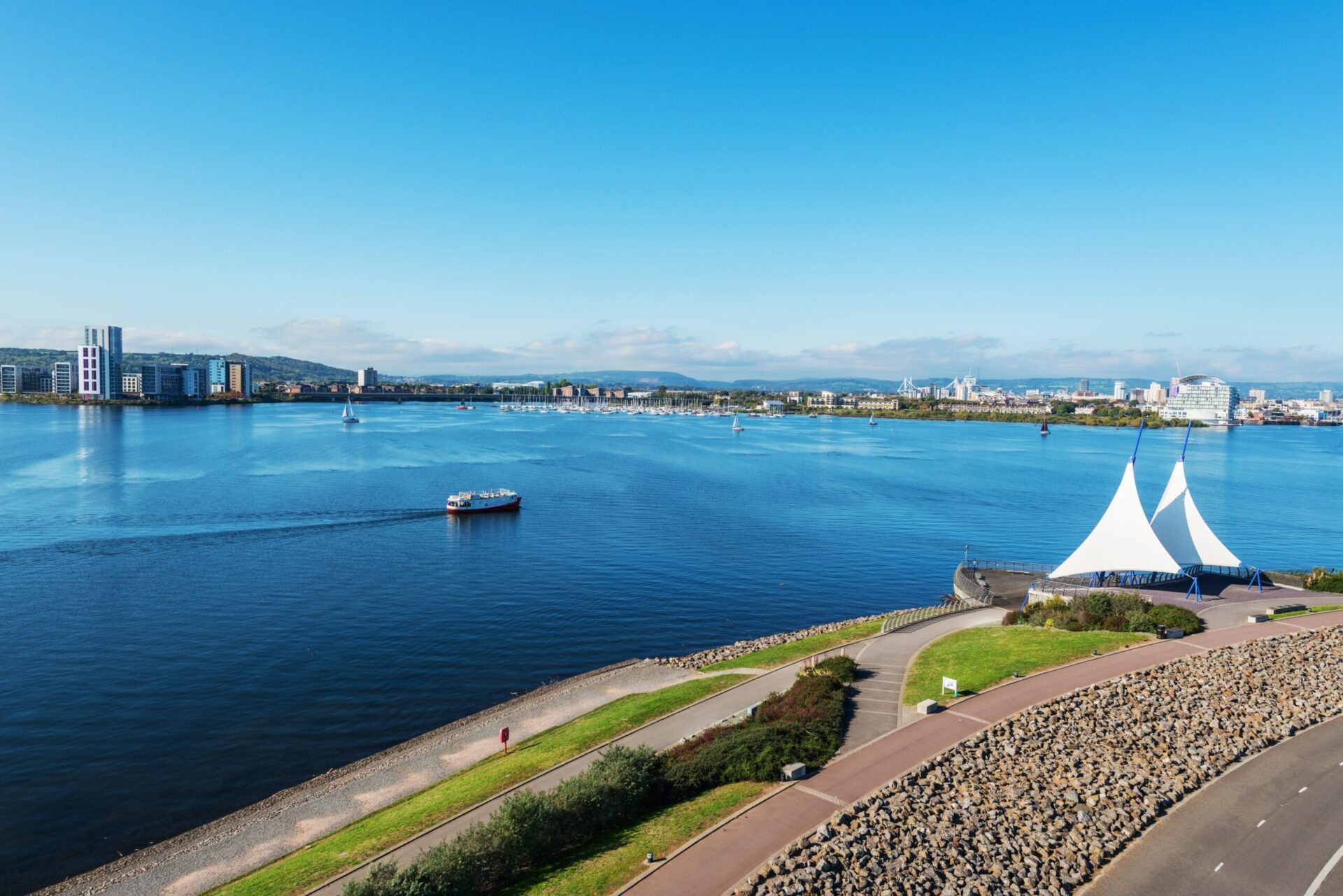 Delwedd o Fae Caerdydd o'r awyr