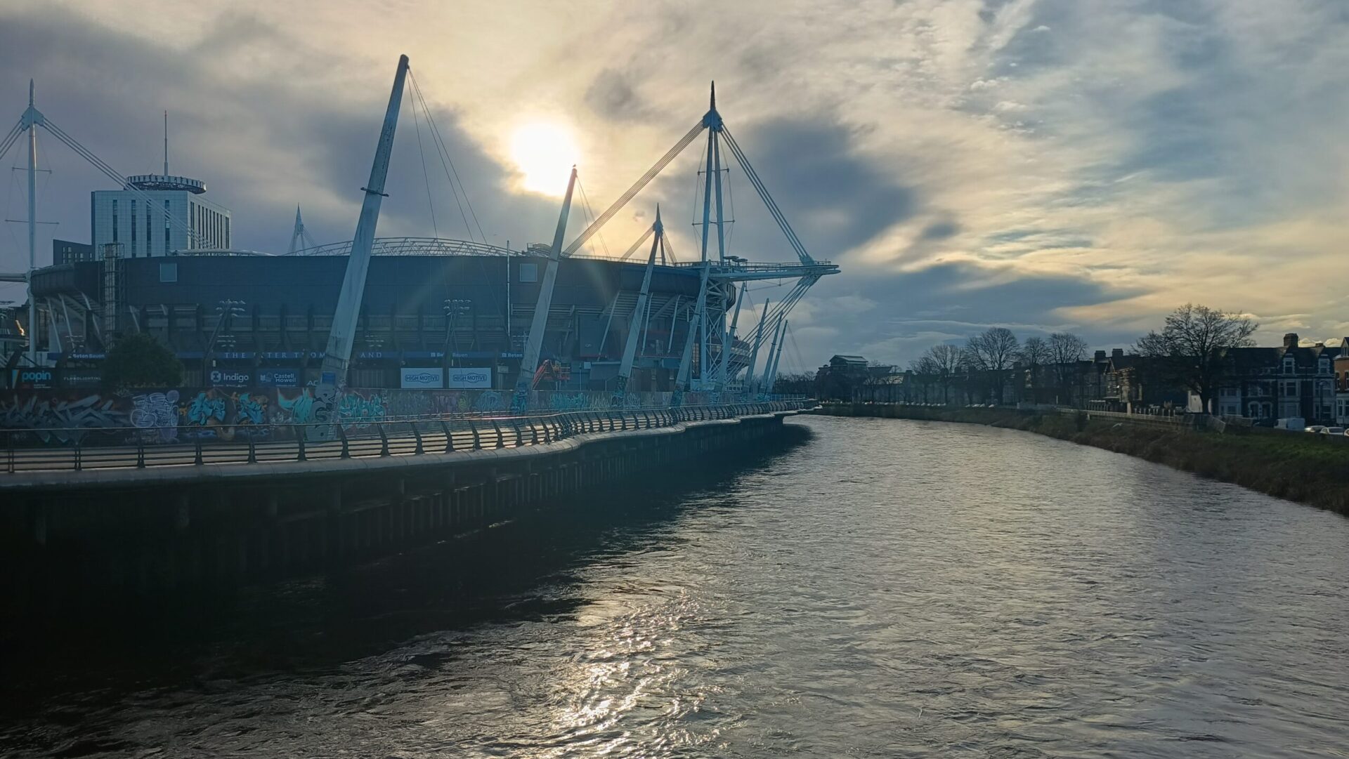 Delwedd o Gerddedfa Millennium yng nghanol dinas Caerdydd