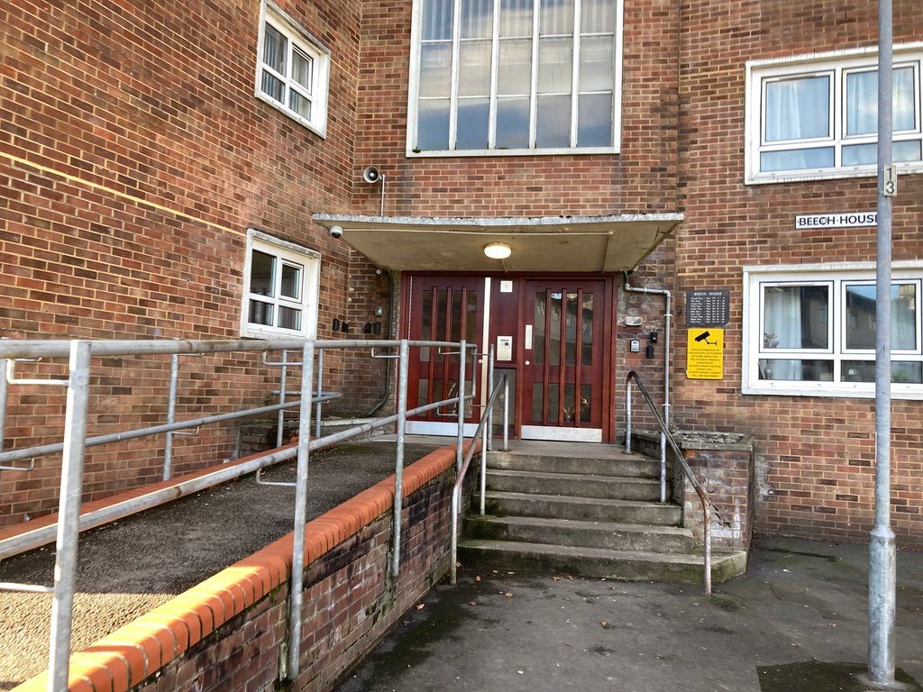 Delwedd o'r mynediad i Beech House