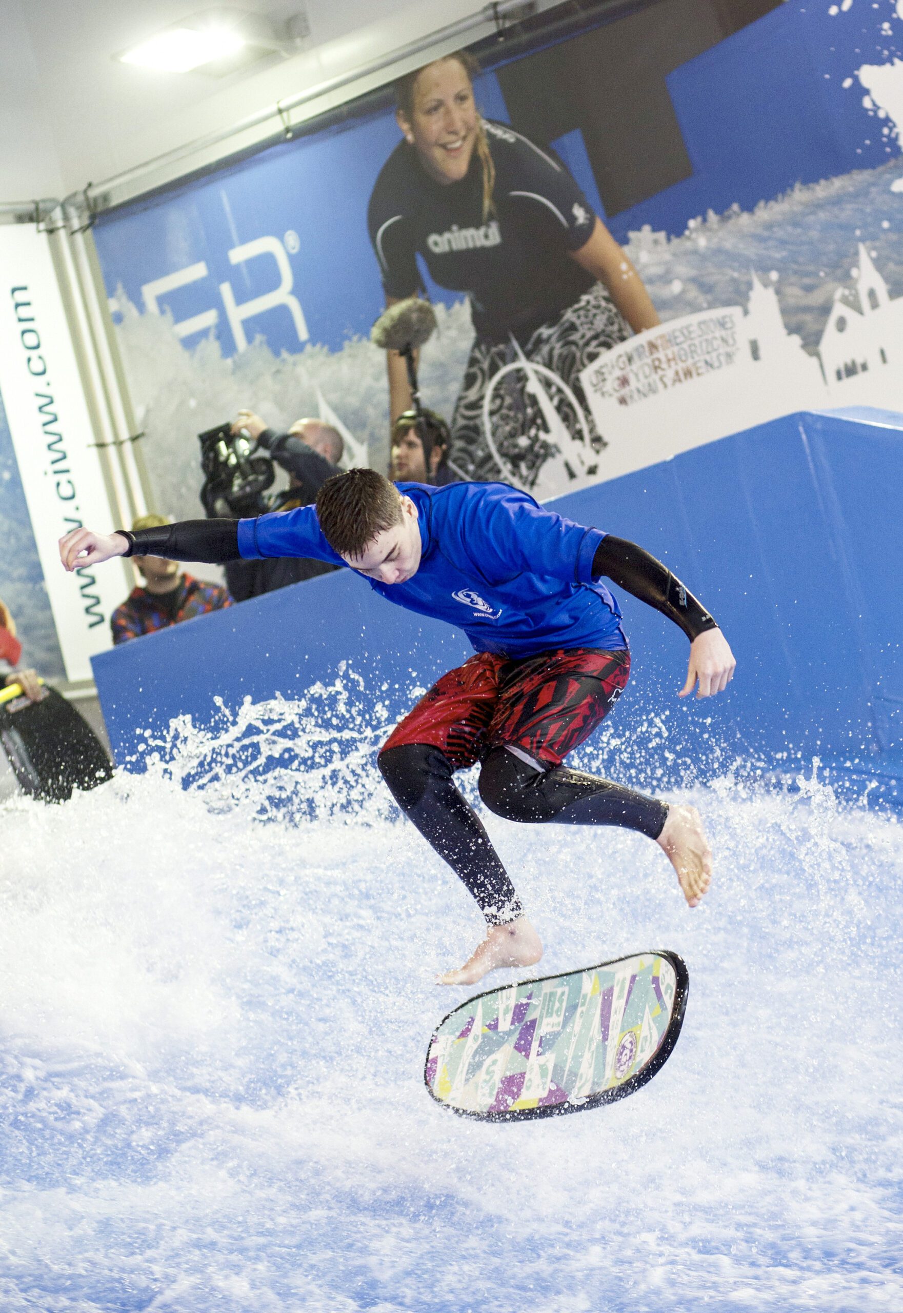 Llun o syrffiwr yng Chanolfan Dŵr Gwyn Rhyngwladol Caerdydd