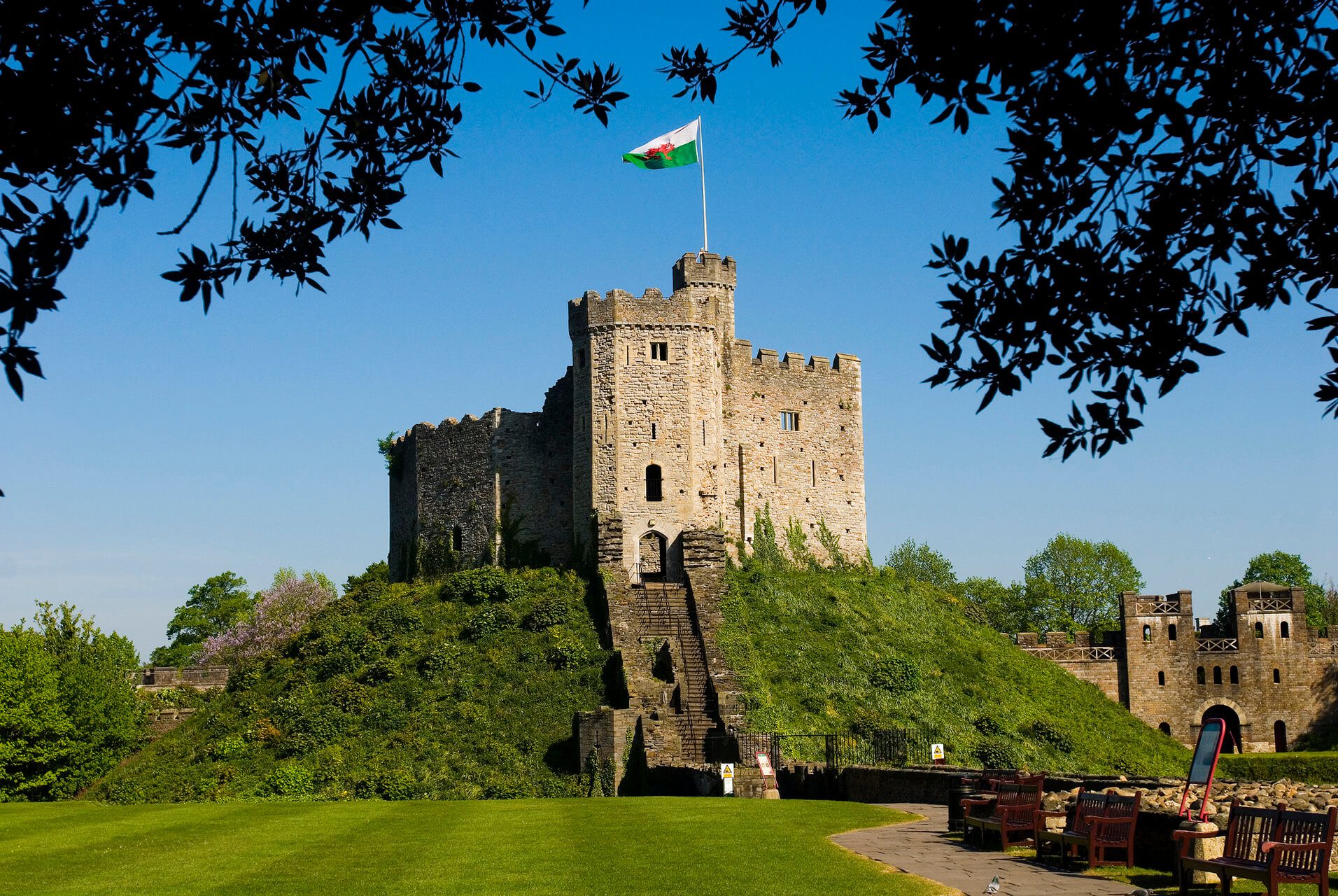 Castell Caerdydd Tiroedd