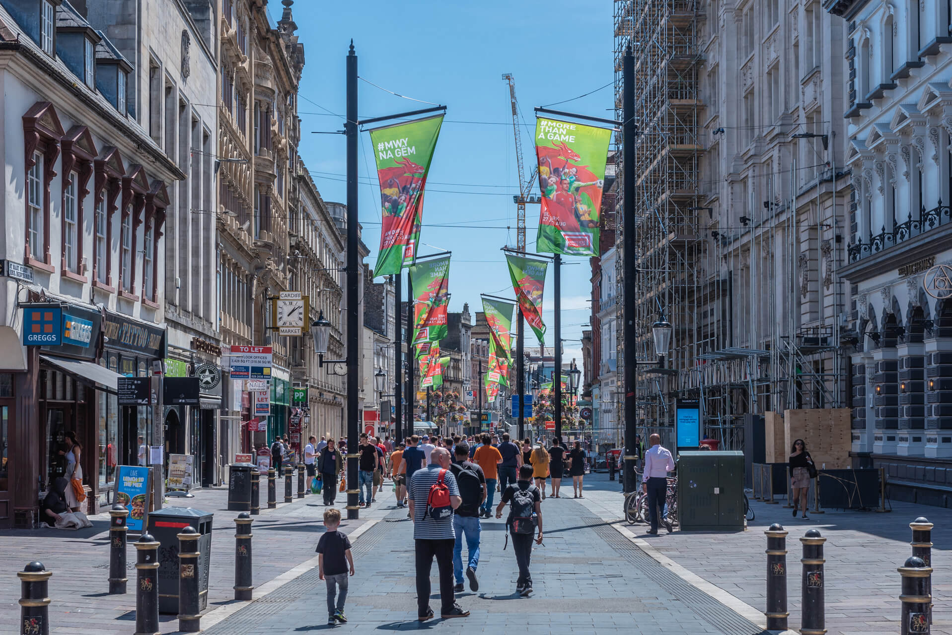 Delwedd o Heol Eglwys Fair yng nghanol dinas Caerdydd