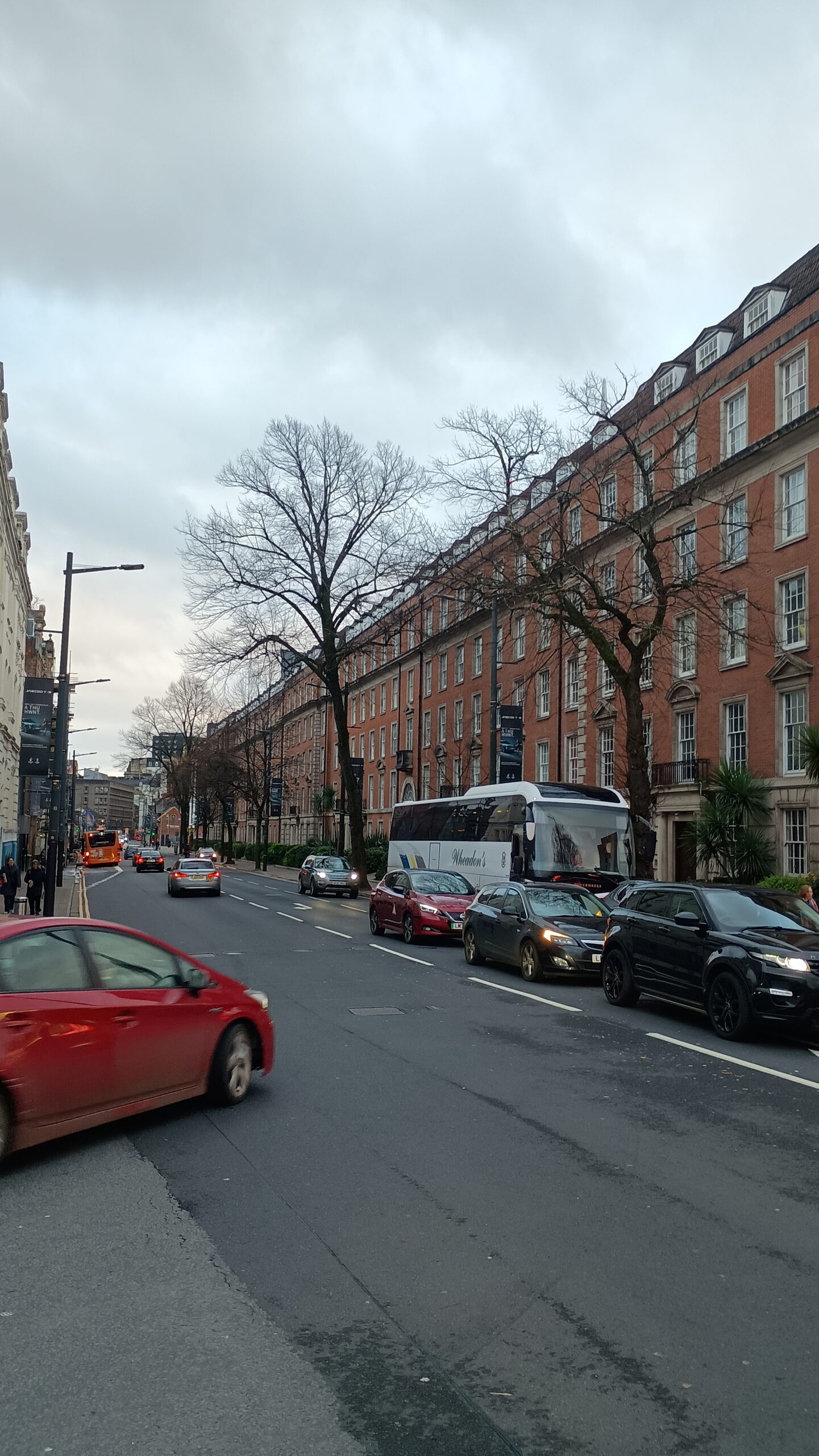 Delwedd o Stryd Westagte yng nghanol dinas Caerdydd