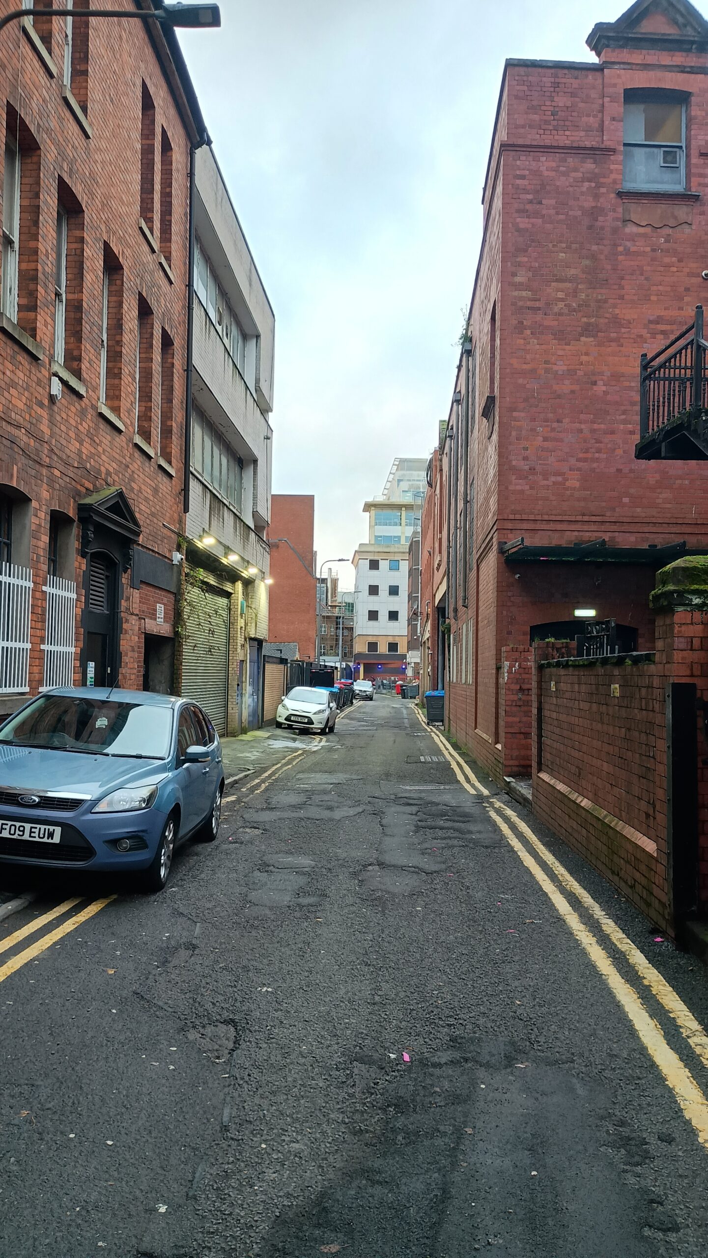 Delwedd o Lôn y Crocerton yng nghanol dinas Caerdydd