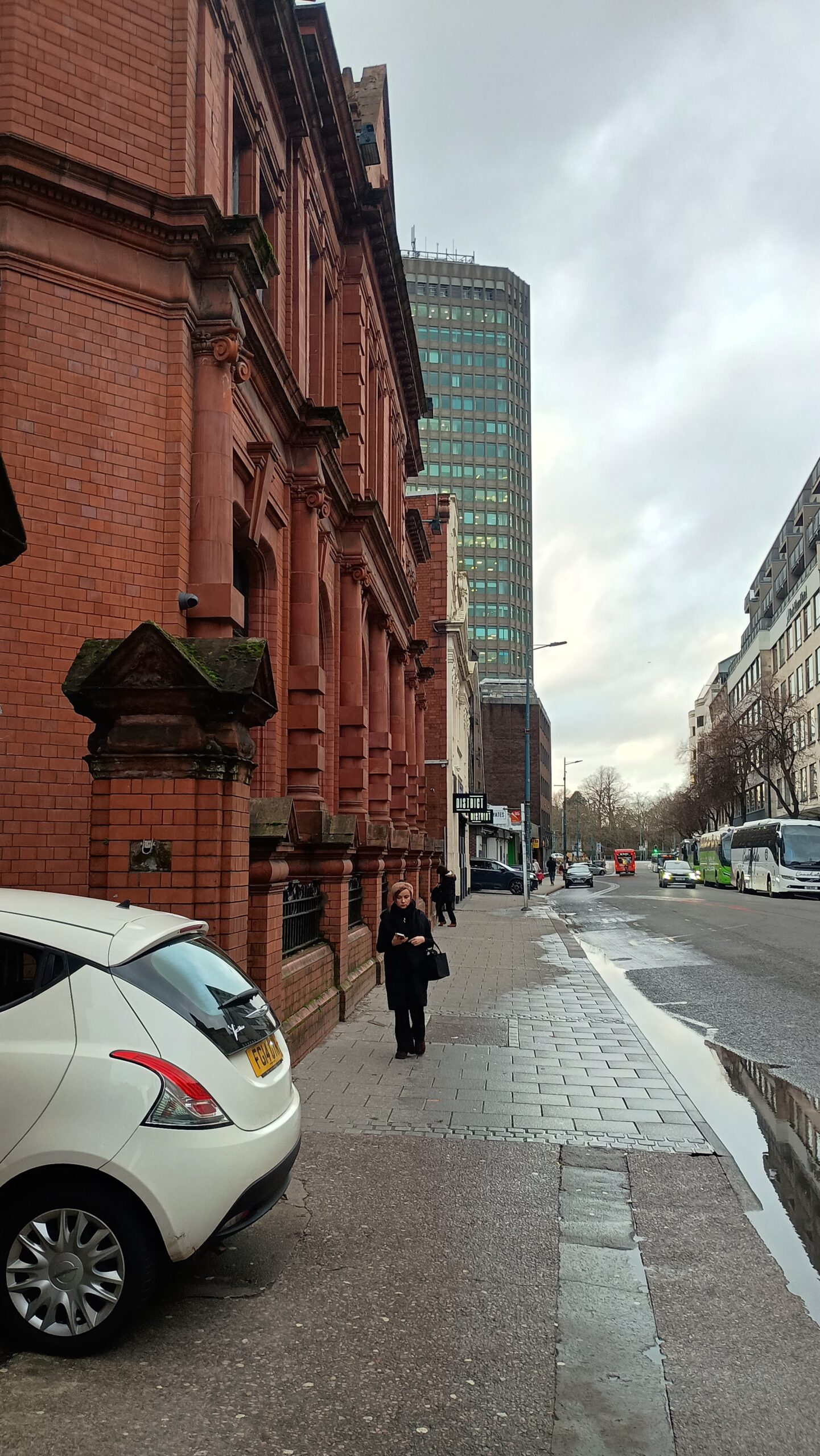 Delwedd o Heol y Brodyr Llwydion yng nghanol dinas Caerdydd