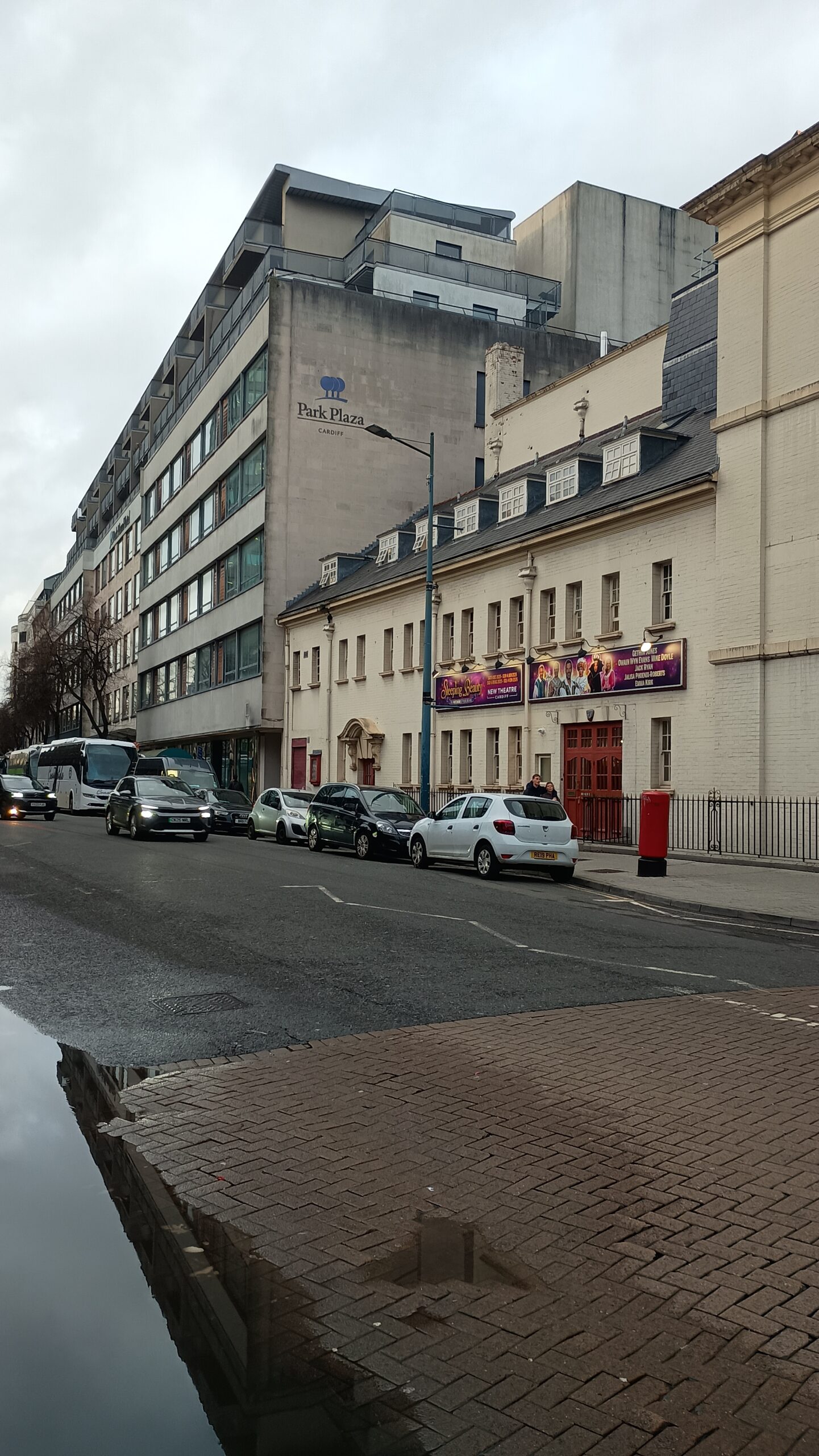 Delwedd o Blas y Parc yng nghanol dinas Caerdydd