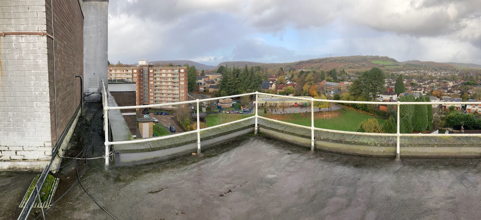 Delwedd o'r balconi yn Sycamore House