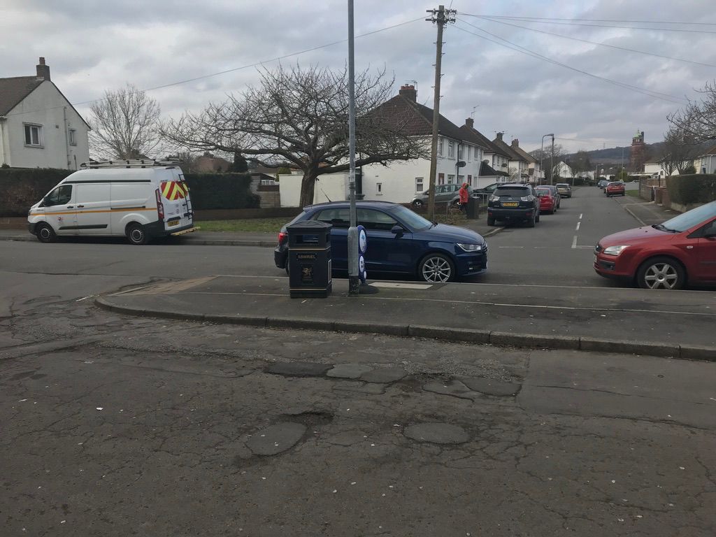 Delwedd o siopau ar Stryd Westbourne