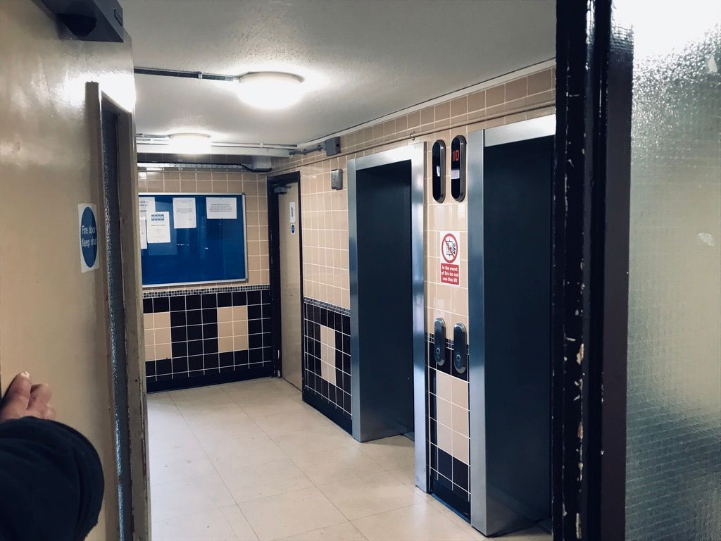 Delwedd o lifftiau yn Fflatiau Chanel View