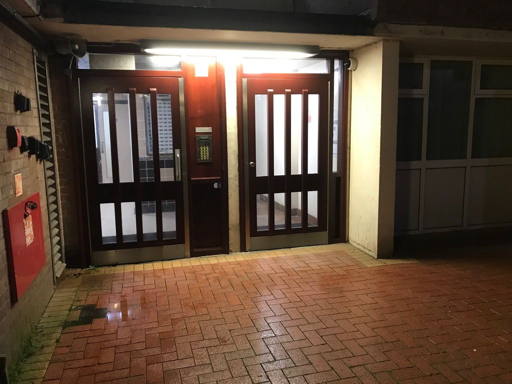 Delwedd o'r drws blaen ym Chanel View Flats