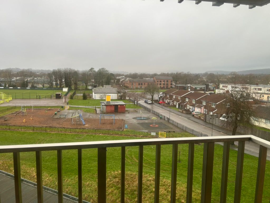 Delwedd o'r balconi yn Lydstep Flats